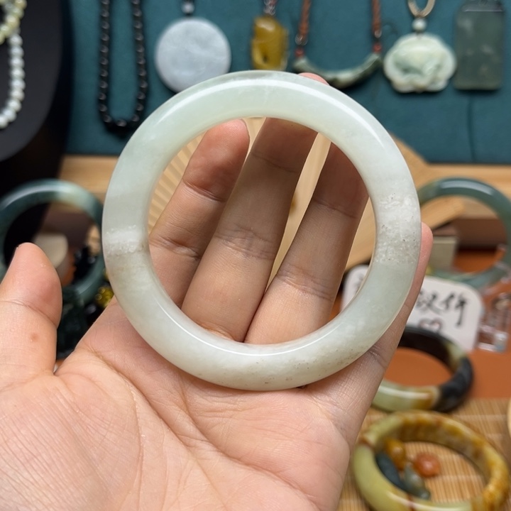 蛇纹石玉手镯未镶嵌