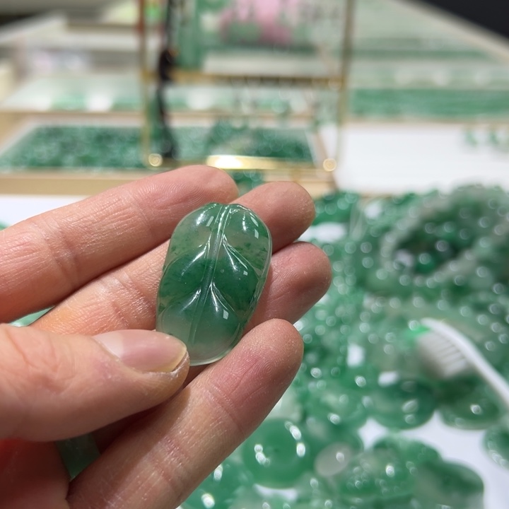 石英质玉颈饰合金