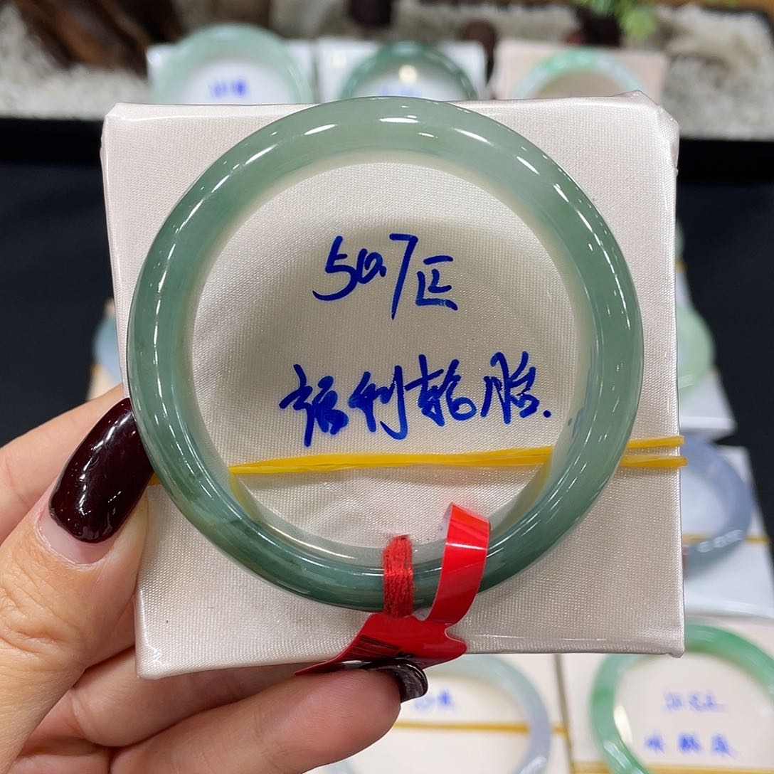 翡翠手镯未镶嵌天然翡翠