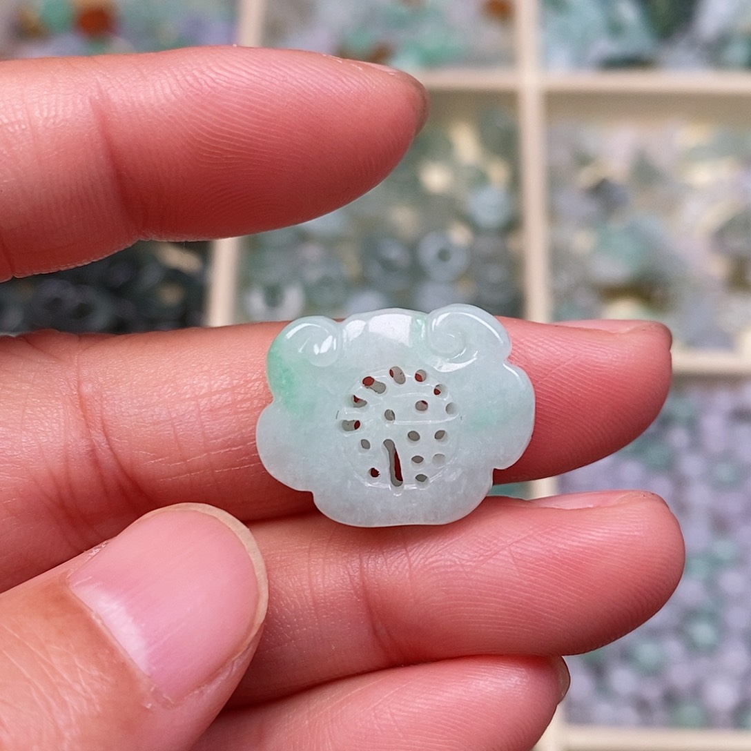 翡翠未镶嵌颈饰随机