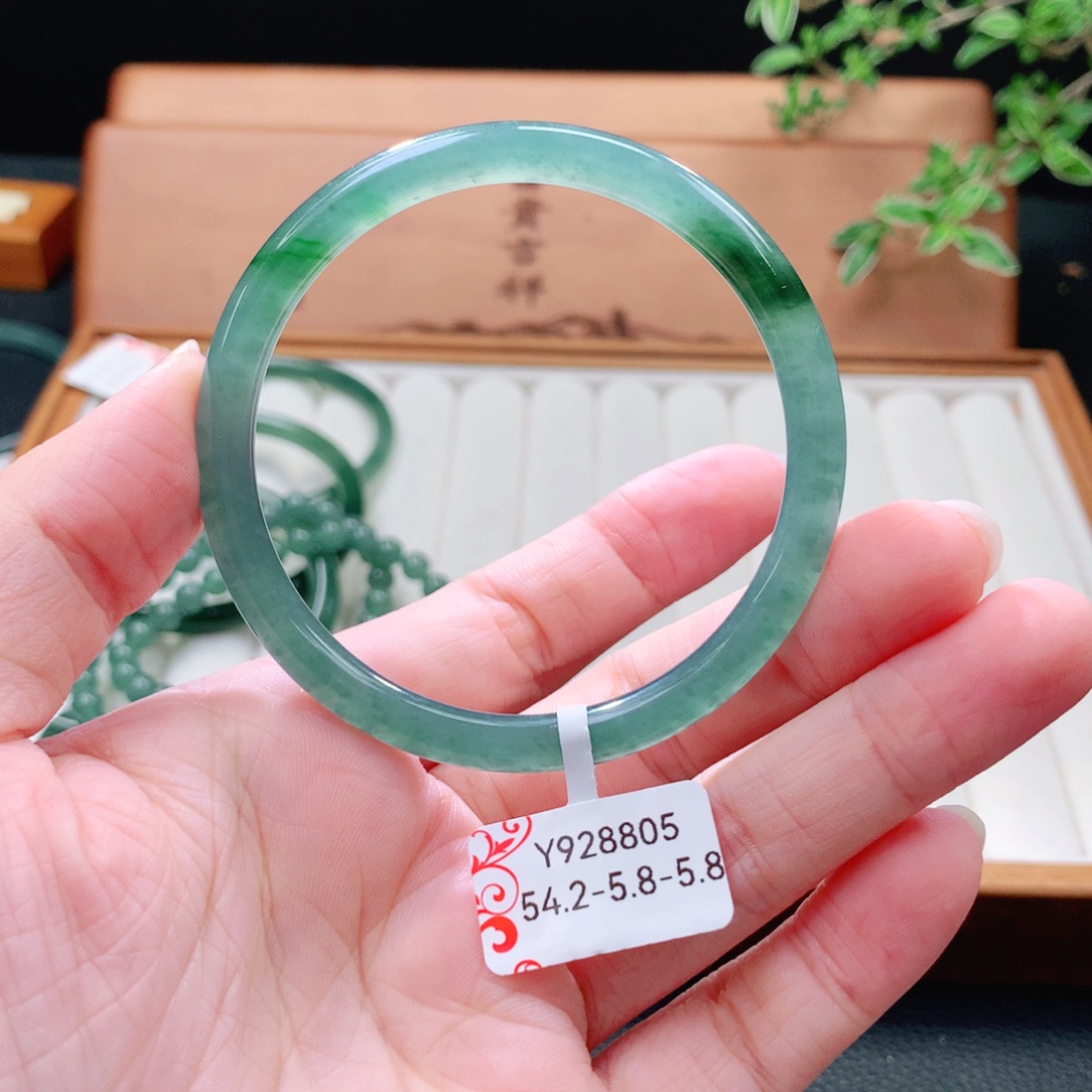 翡翠未镶嵌手镯（圆镯）