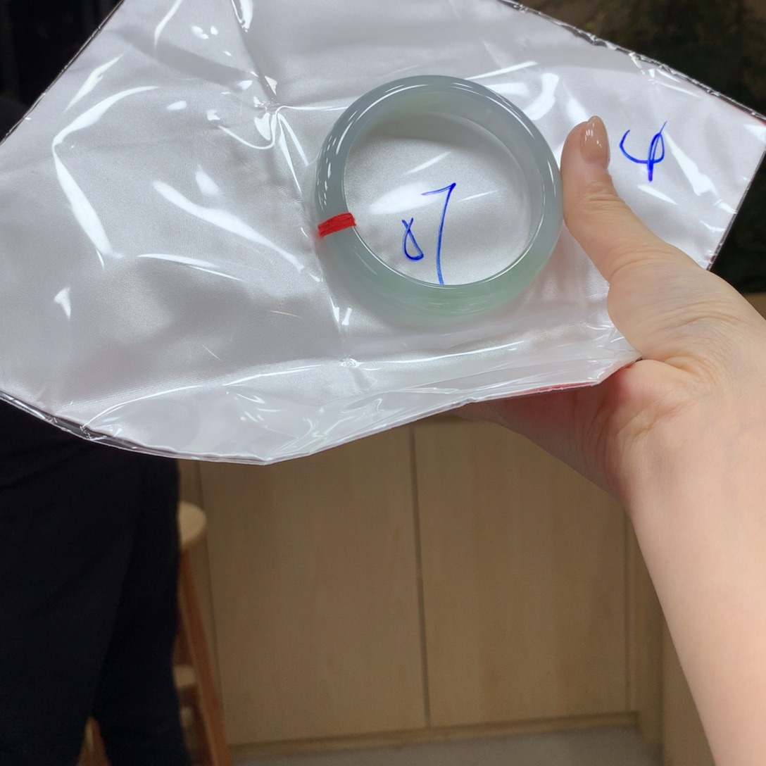 翡翠手镯未镶嵌不退不换