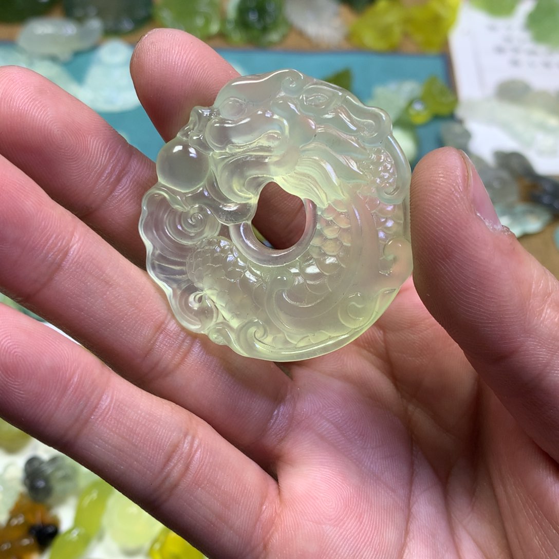 岫玉颈饰未镶嵌龙扣