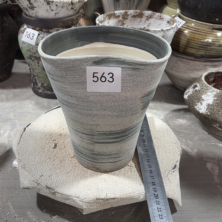 摆件陶高17.5，口15到13，有孔，瑕疵处理，563