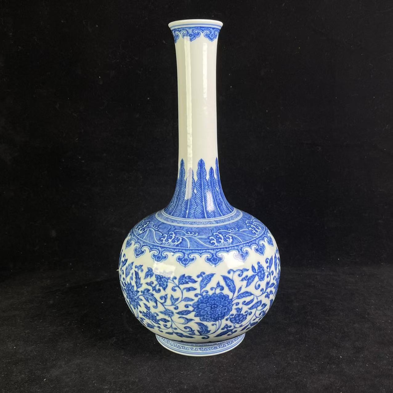 M青花缠枝莲纹长颈赏瓶