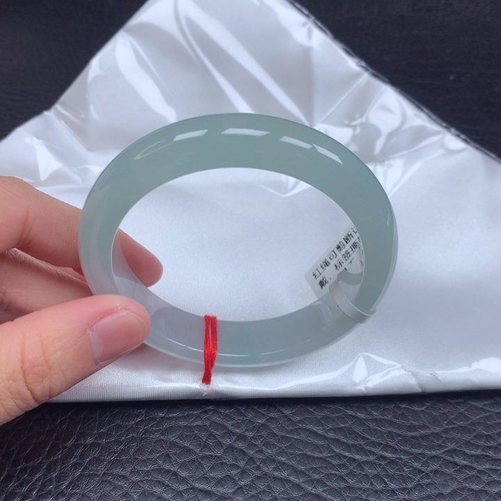 翡翠手镯未镶嵌。