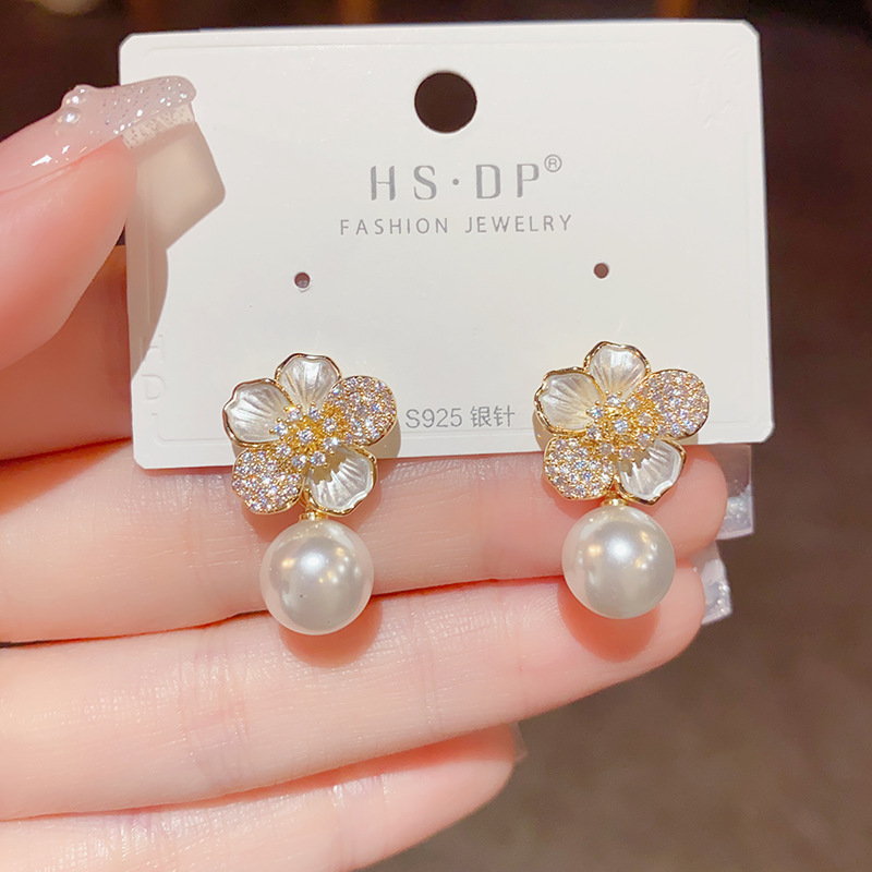 铜合金锆石耳饰 轻奢精致微镶花朵珍珠耳坠s925银针高级小众设计
