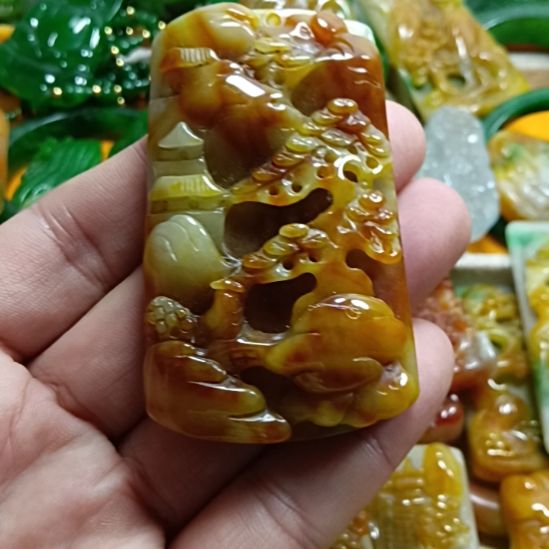 翡翠颈饰未镶嵌夜***声