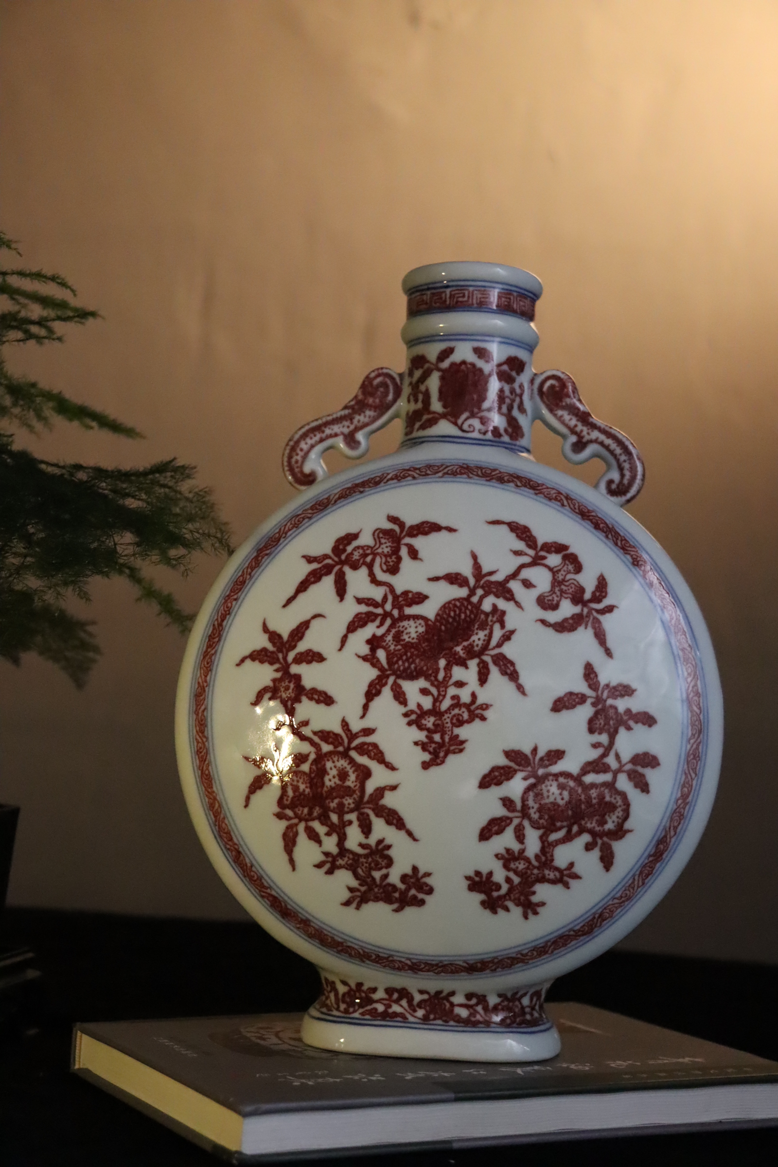 觅瓷山房 仿清三代釉里红三多双耳抱月瓶