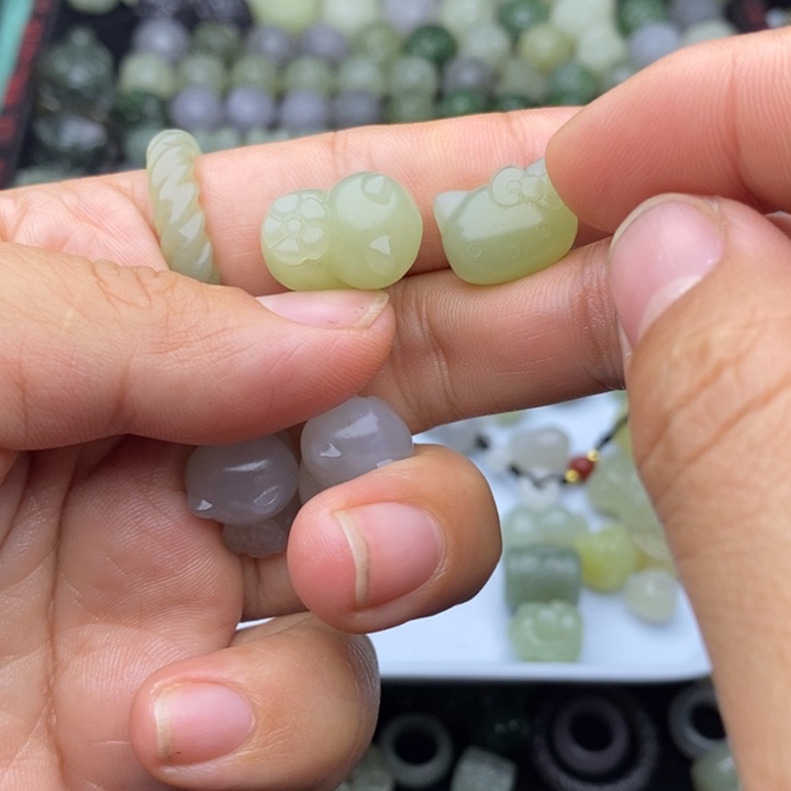 不***空和田玉未镶嵌颈饰