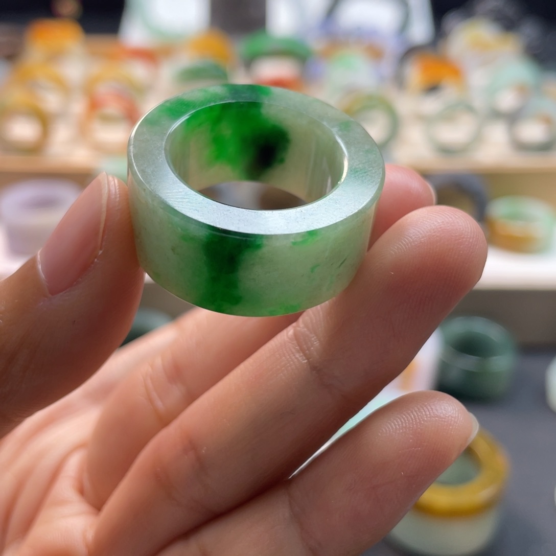 定制翡翠未镶嵌菠**哥