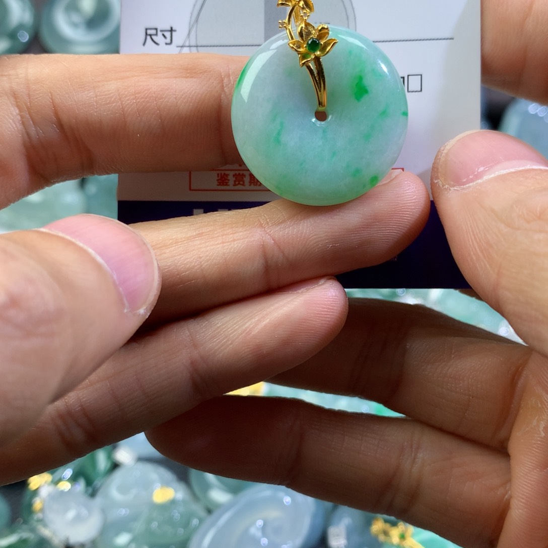 翡翠颈饰未镶嵌吊坠