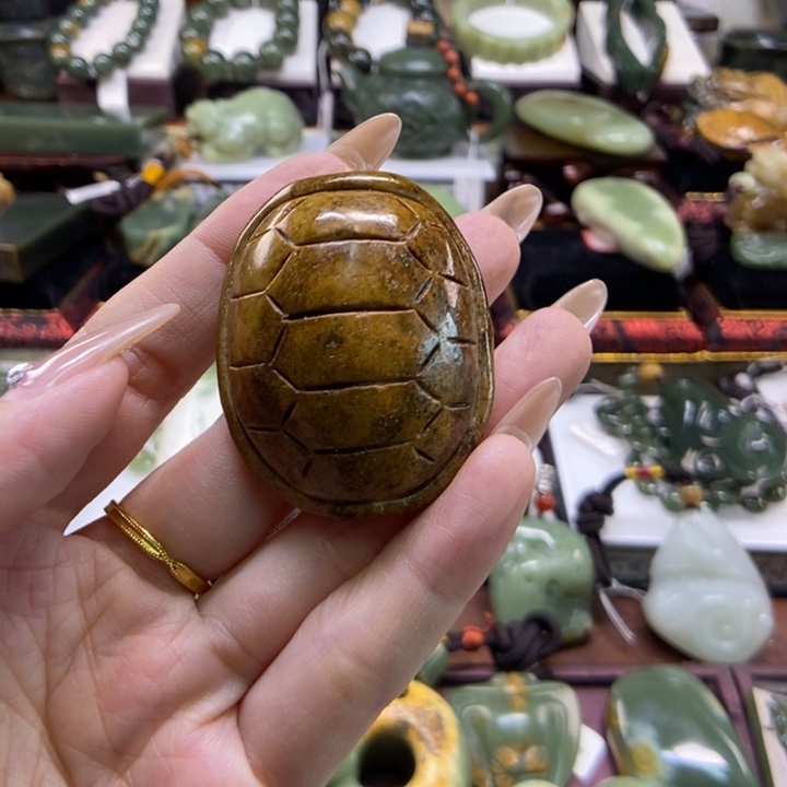 颈饰未镶嵌岫岩河磨玉（透闪石质玉）地*