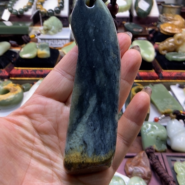 未镶嵌岫岩河磨玉（透闪石质玉）把件