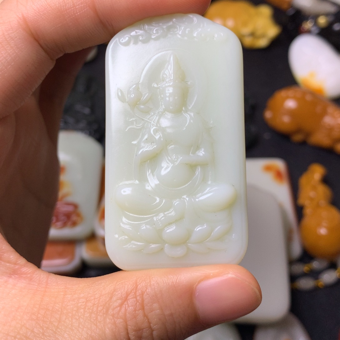 烈***人和田玉未镶嵌颈饰