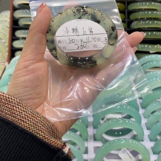 未镶嵌蛇纹石玉手镯冲***岸