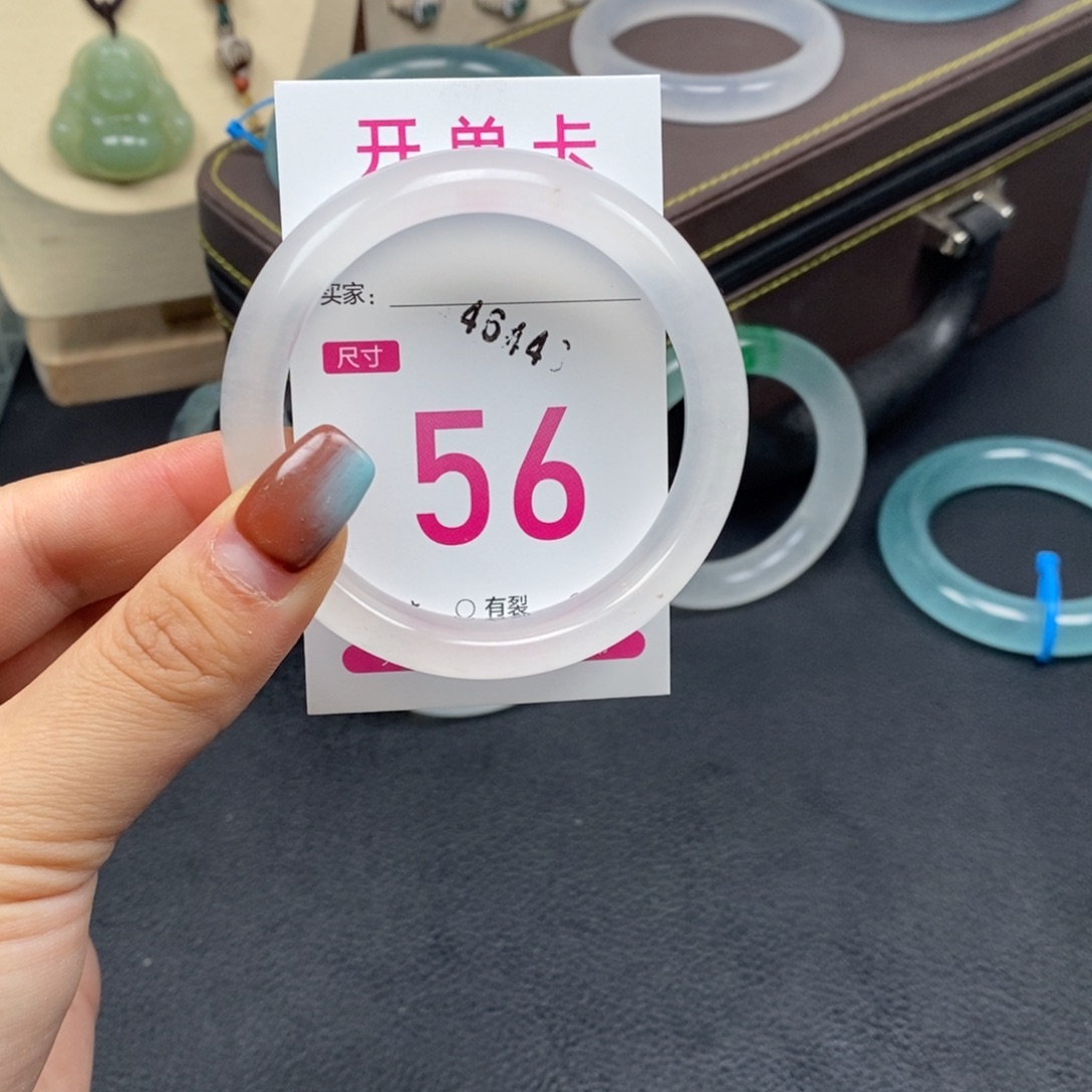 李***陌石英质玉未镶嵌手镯