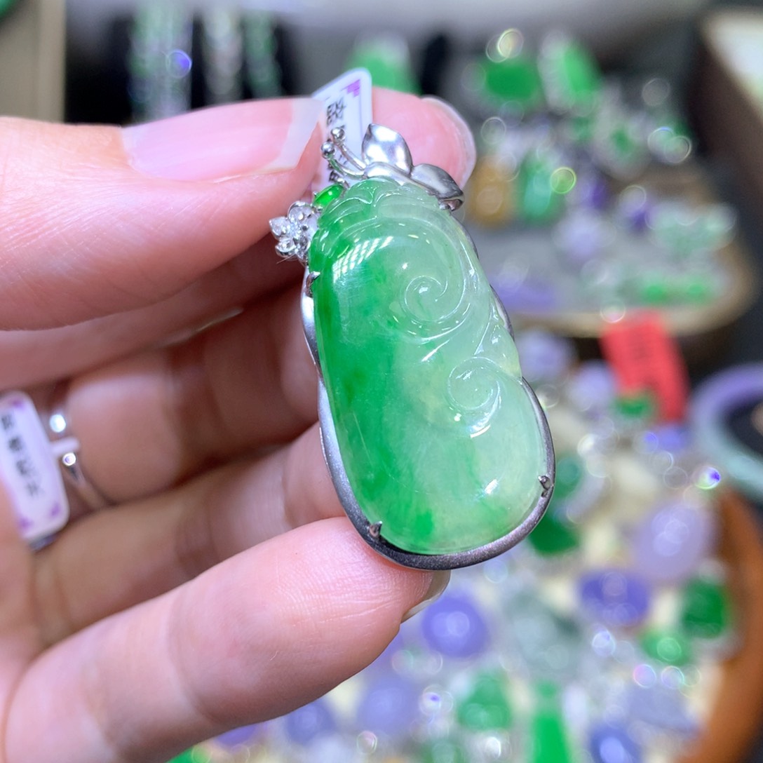 【闪购商品】翡翠颈饰18K金镶嵌翡翠吊坠项链