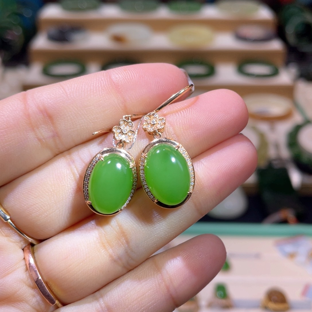 和田玉高品18Ｋ果绿耳环18K金镶嵌
