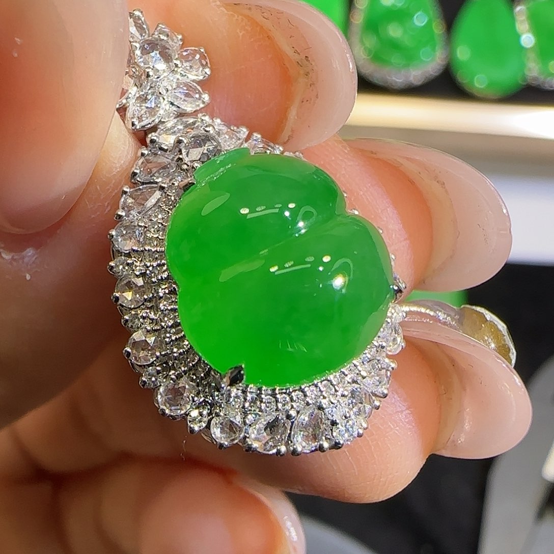 翡翠颈饰18K金镶嵌。