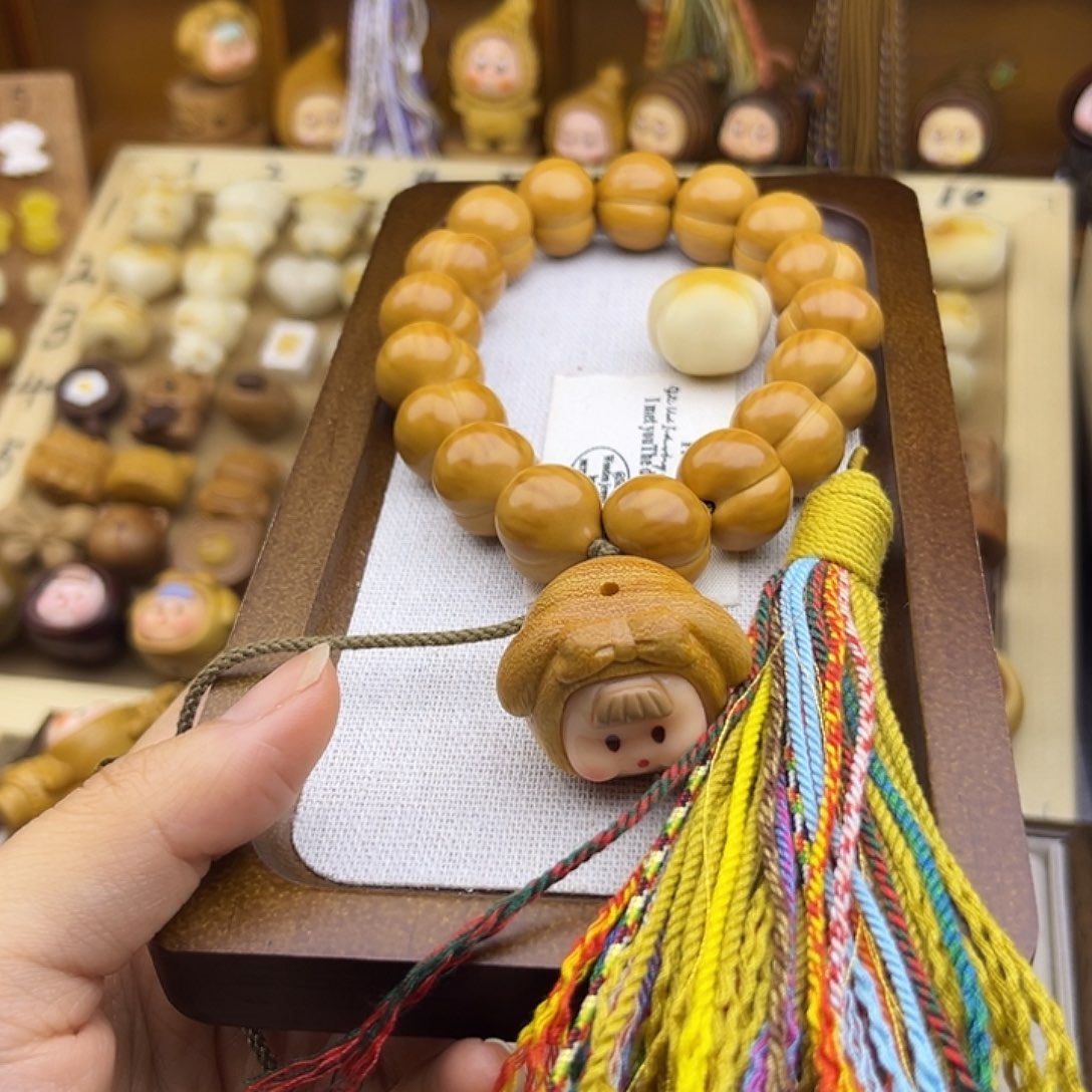 绿***料猴头核桃吊坠侧星星下多妹手持