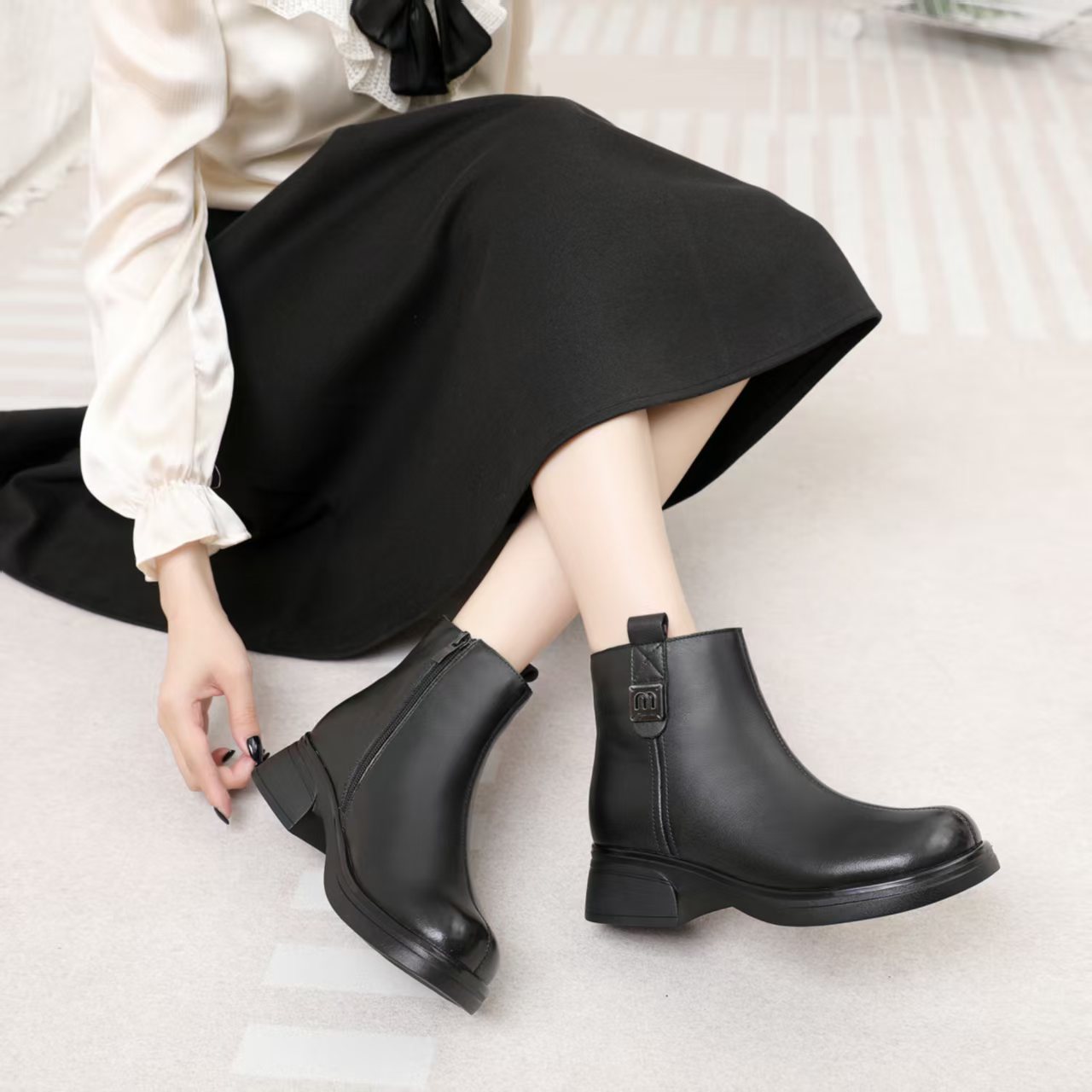 【新一纯】保暖冬季侧拉链短靴黑色皮靴百搭加绒英伦风羊毛9711-6