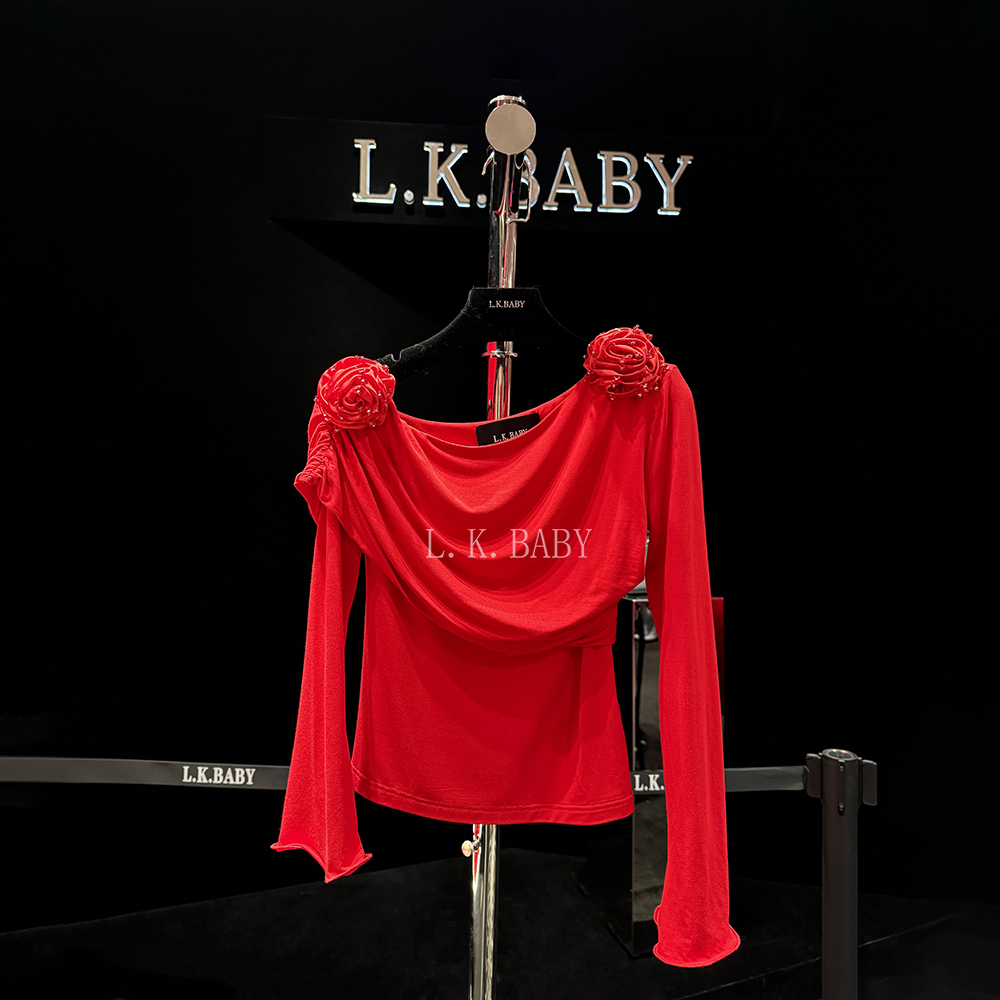 【L.K.BABY】红色焦点 时髦浪漫氛围感圣诞红玫瑰荡褶性感斜肩T恤