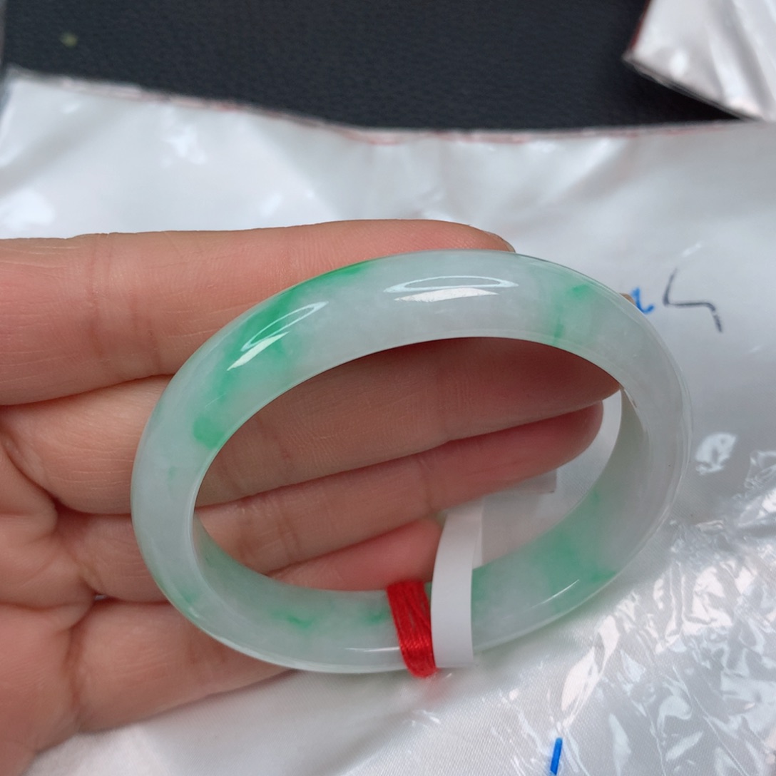 翡翠手镯未镶嵌………..
