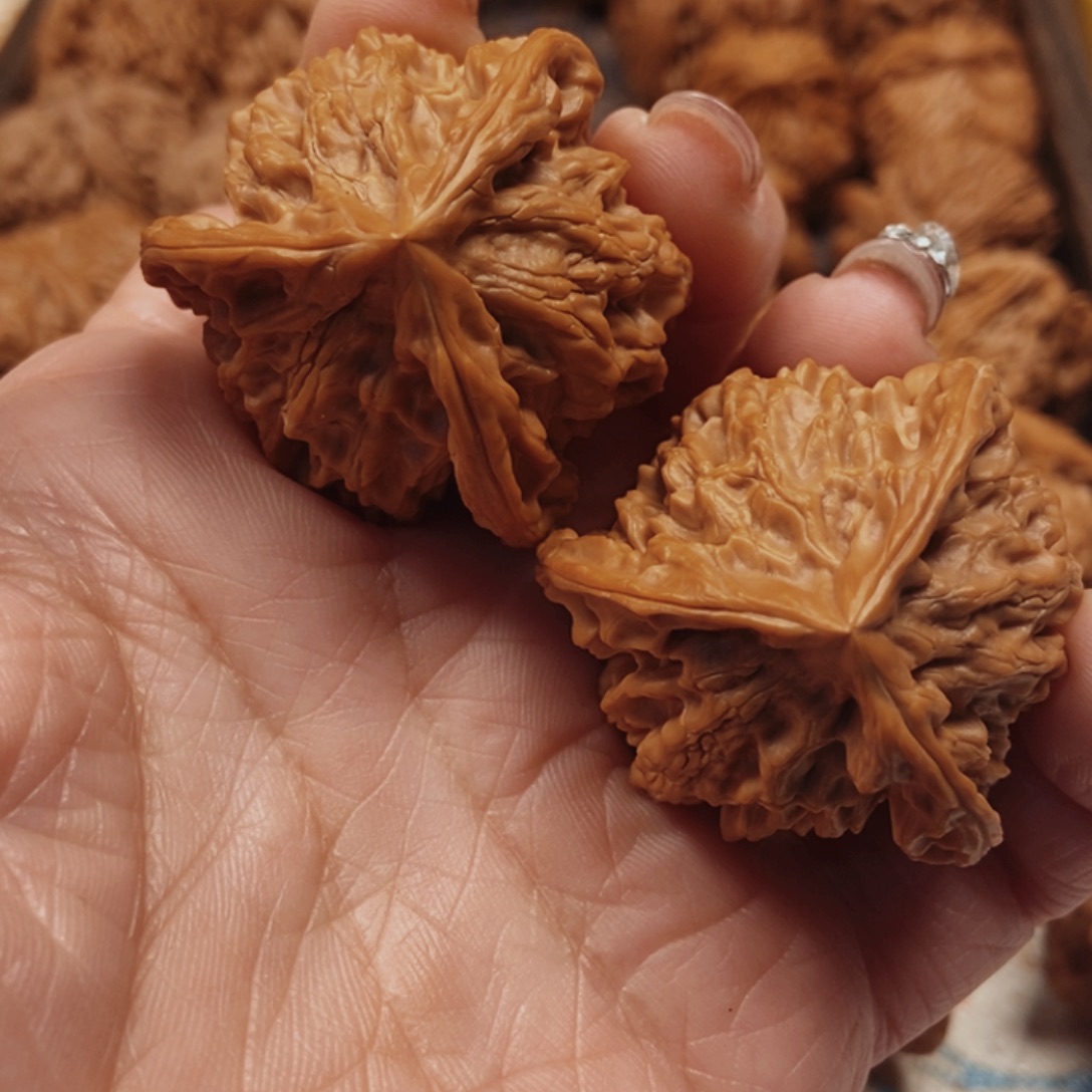 大***肚文玩核桃吊坠盘山