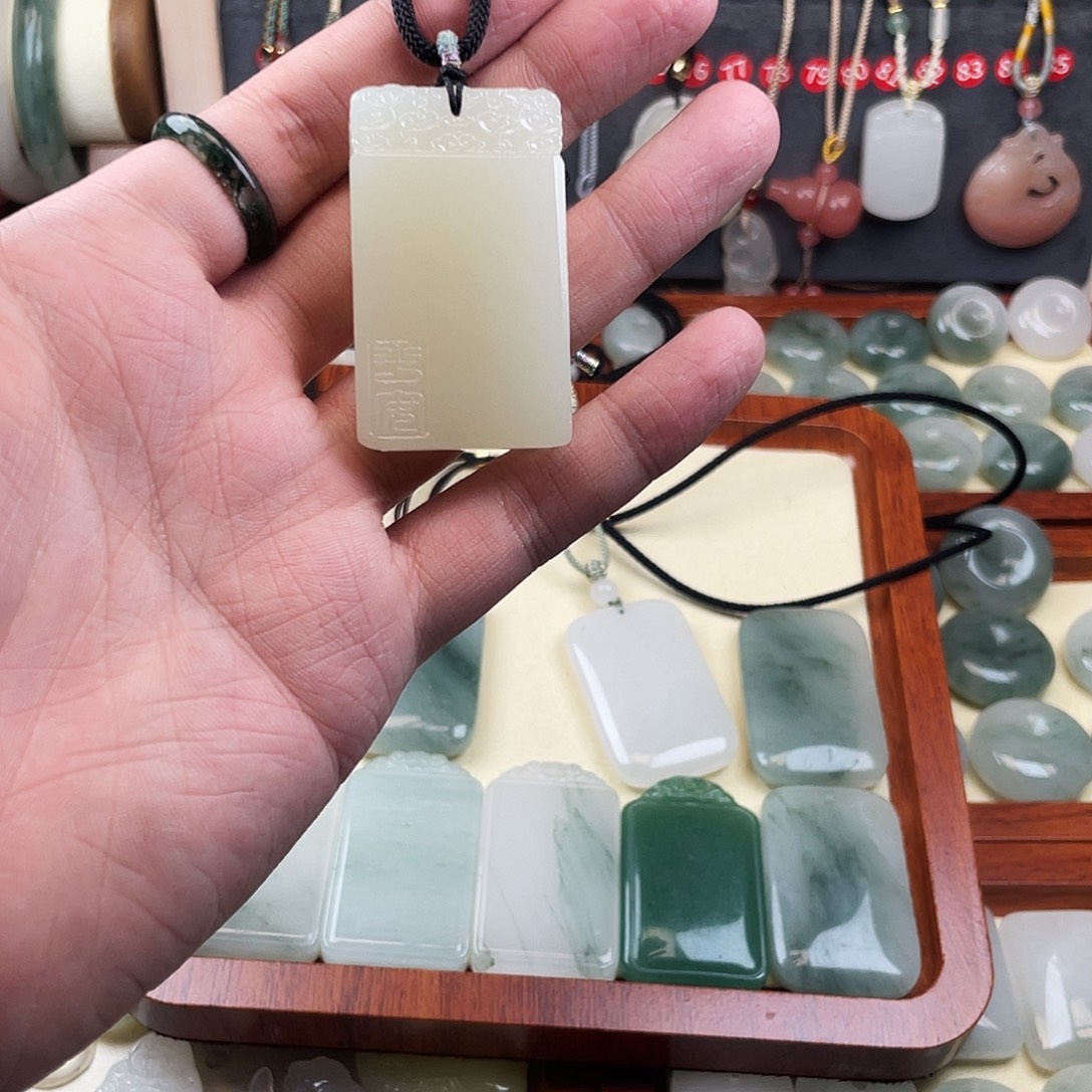 石英质玉未镶嵌颈饰