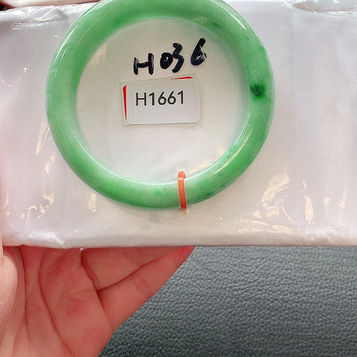 翡翠手镯未镶嵌天然翡翠手镯