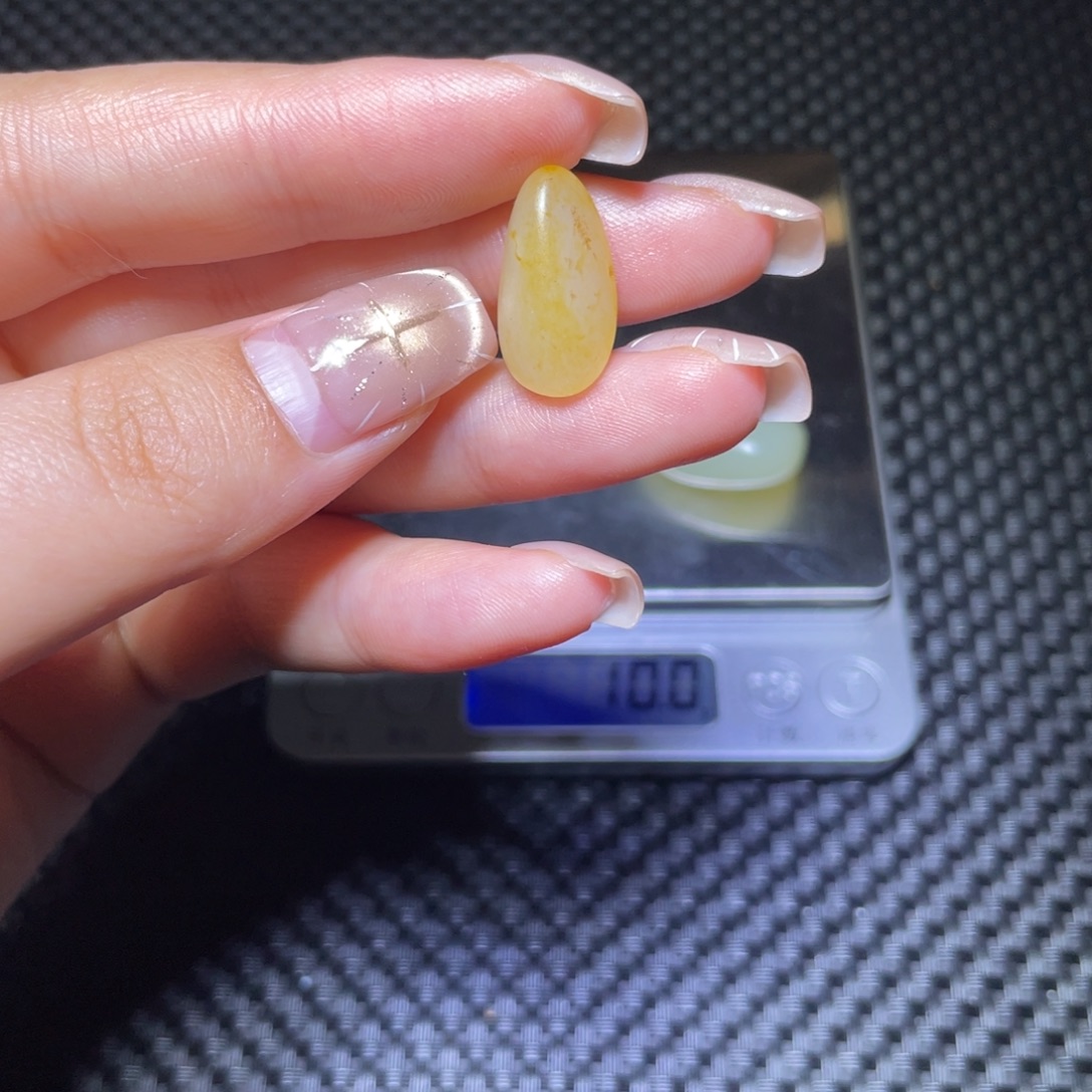 自***哥和田玉未镶嵌颈饰