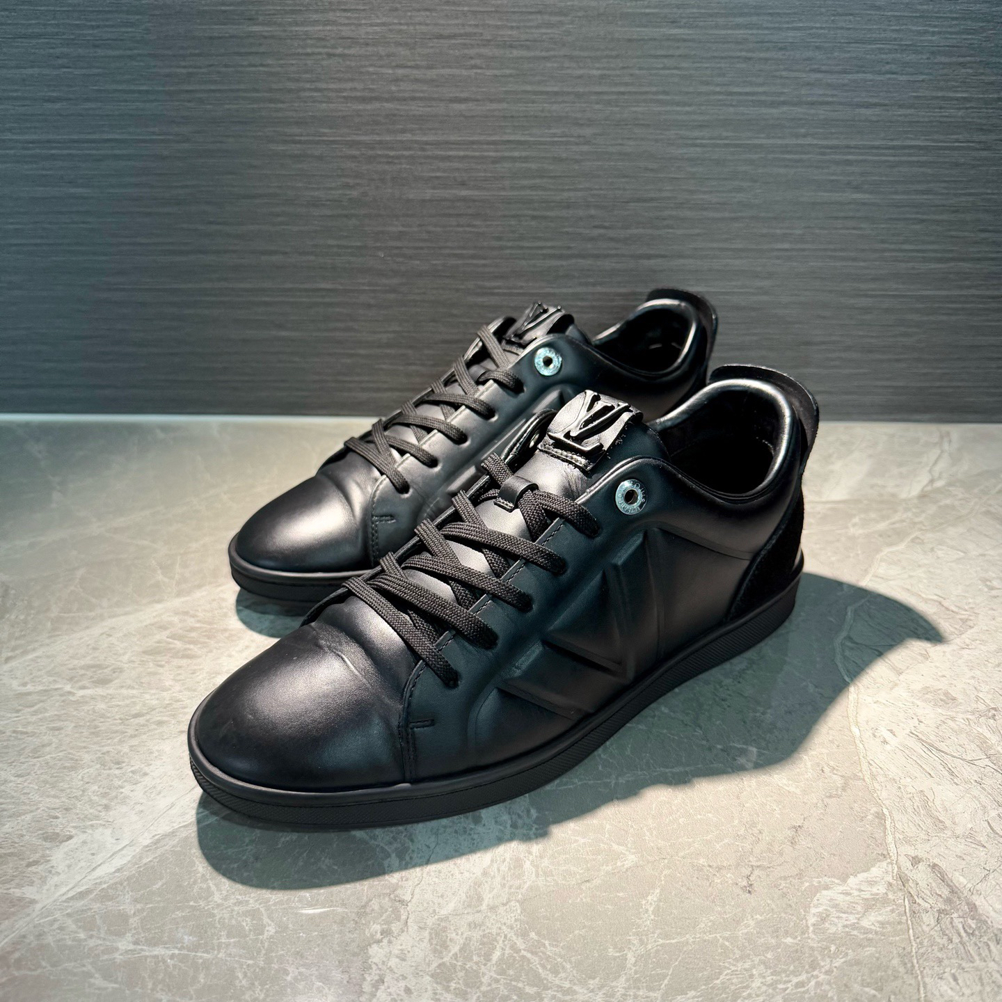 99新 LouisVuitton/路易威登 黑色皮面浮雕logo经典板鞋 39.5码