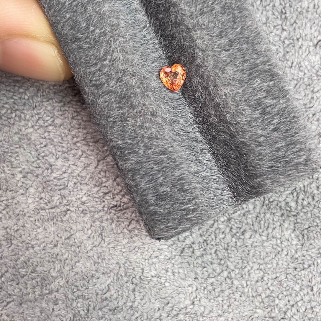 蓝宝石裸石未镶嵌0.46Ct。  