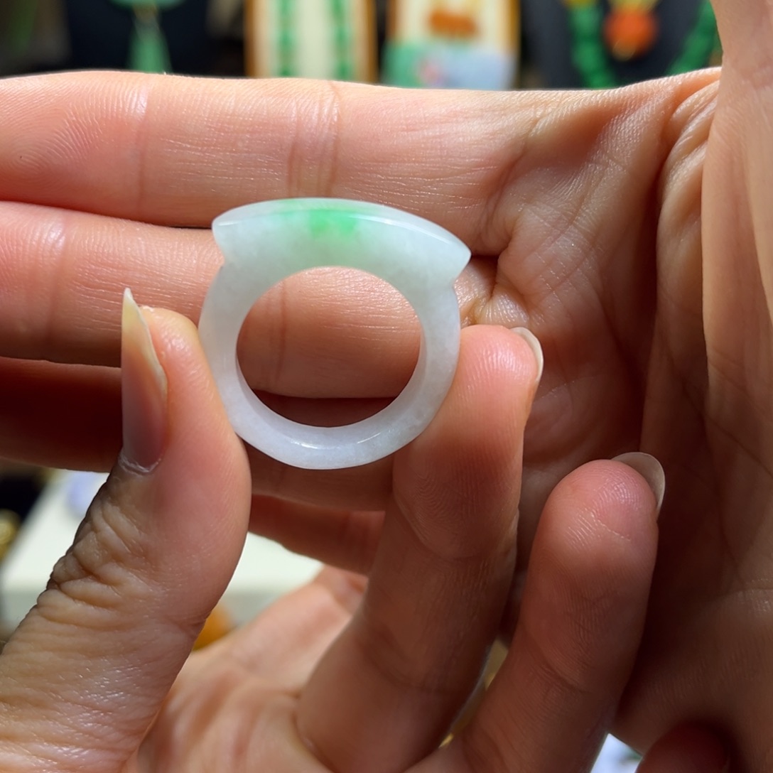 杨***姐翡翠未镶嵌颈饰天然翡翠戒指