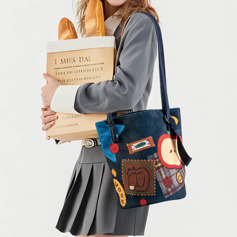 新款插画联名休闲时尚通勤包单肩可斜挎加长水桶包女大容量帆布包