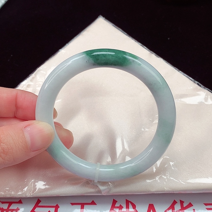 翡翠手镯未镶嵌翡翠