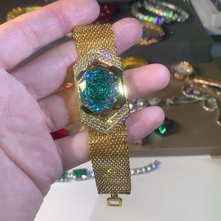 非金属手链。          