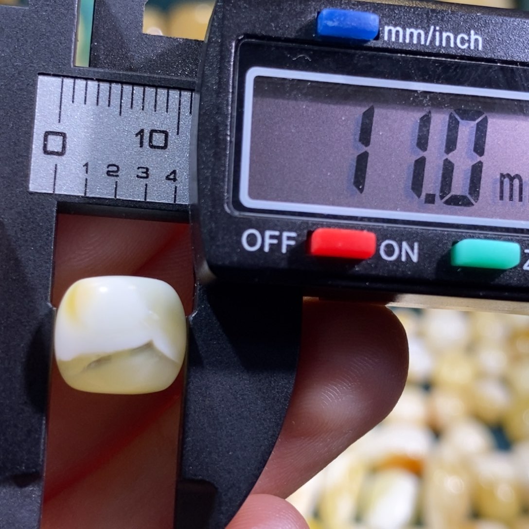 未镶嵌蜜蜡裸石微瑕