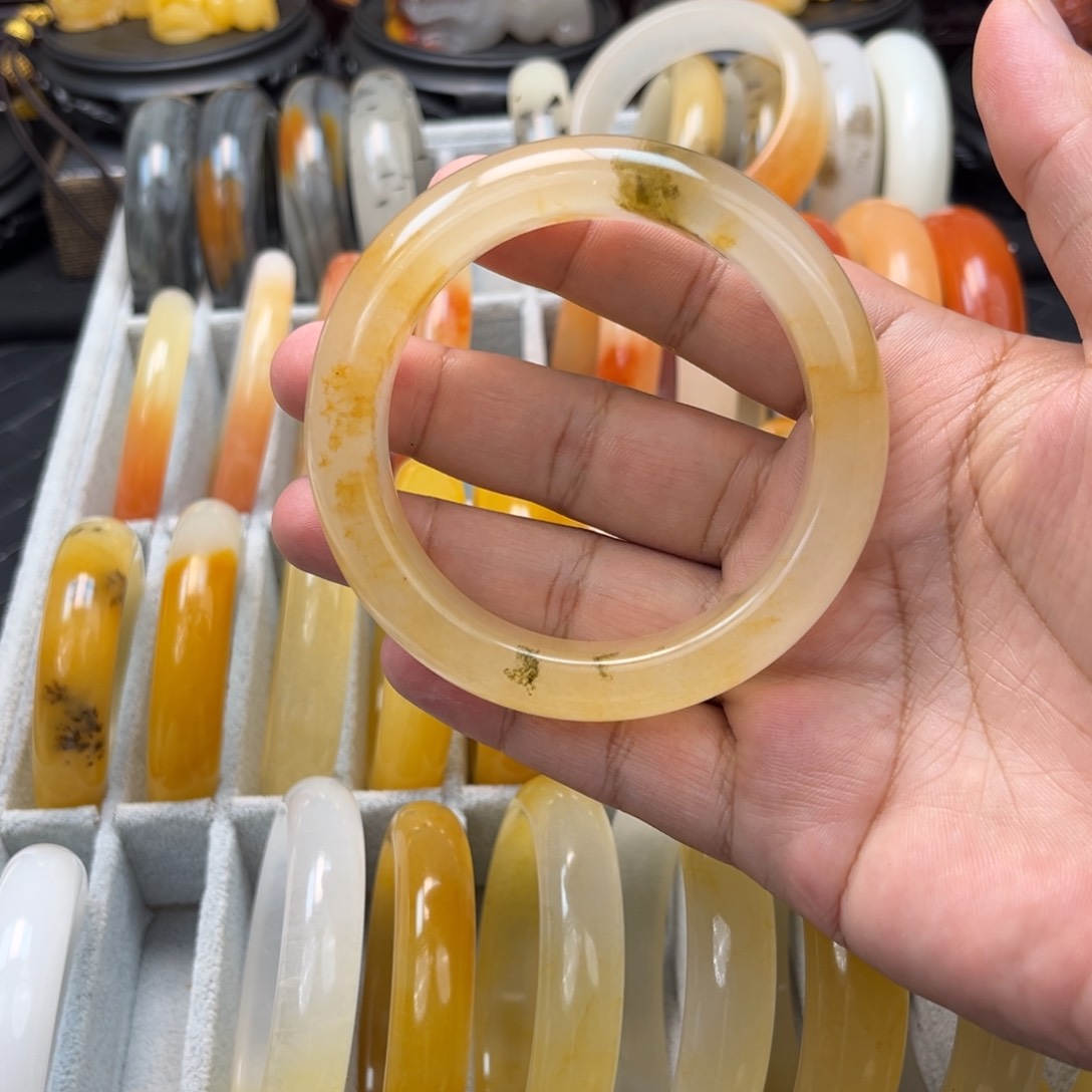 石英质玉（黄龙玉）手镯未镶嵌c****人
