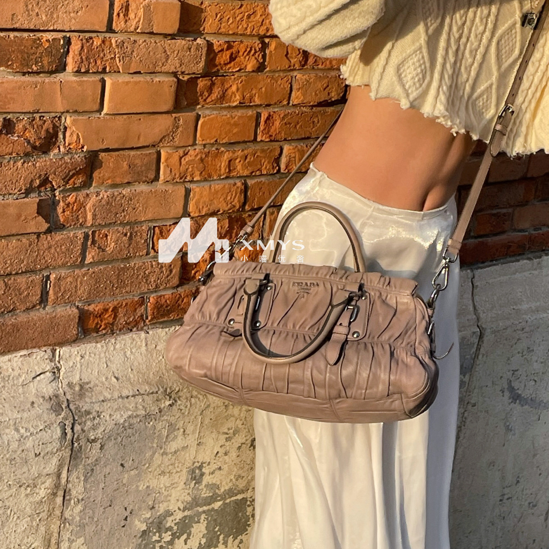 95新 Prada/普拉达 摩卡棕色羊皮褶皱云朵包手提斜挎包小号 养护