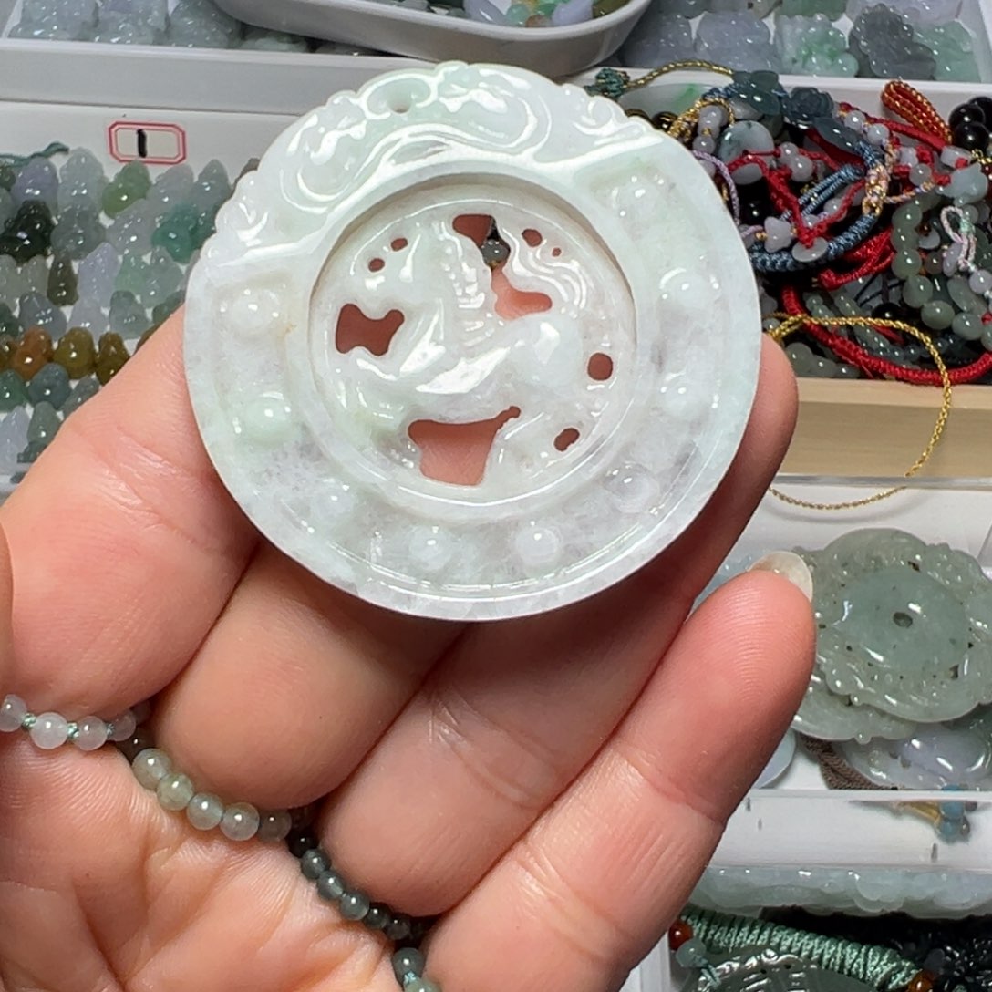 翡翠未镶嵌颈饰马牌一个100块