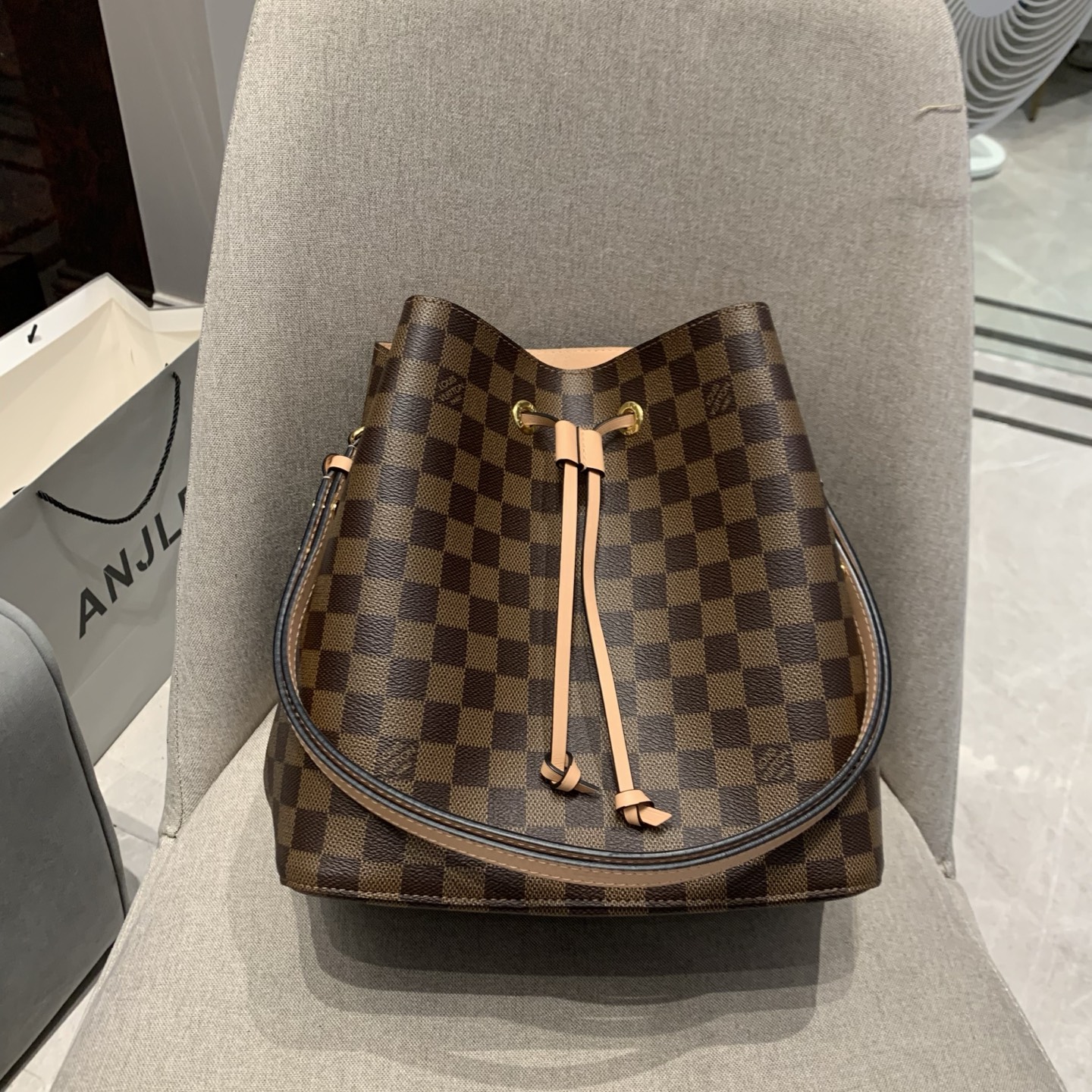 99新 LouisVuitton/路易威登 LV棋盘格粉桶/99新/NB13686