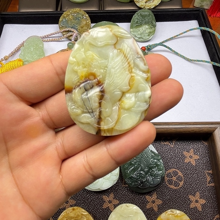 岫玉未镶嵌吊坠(赠链)