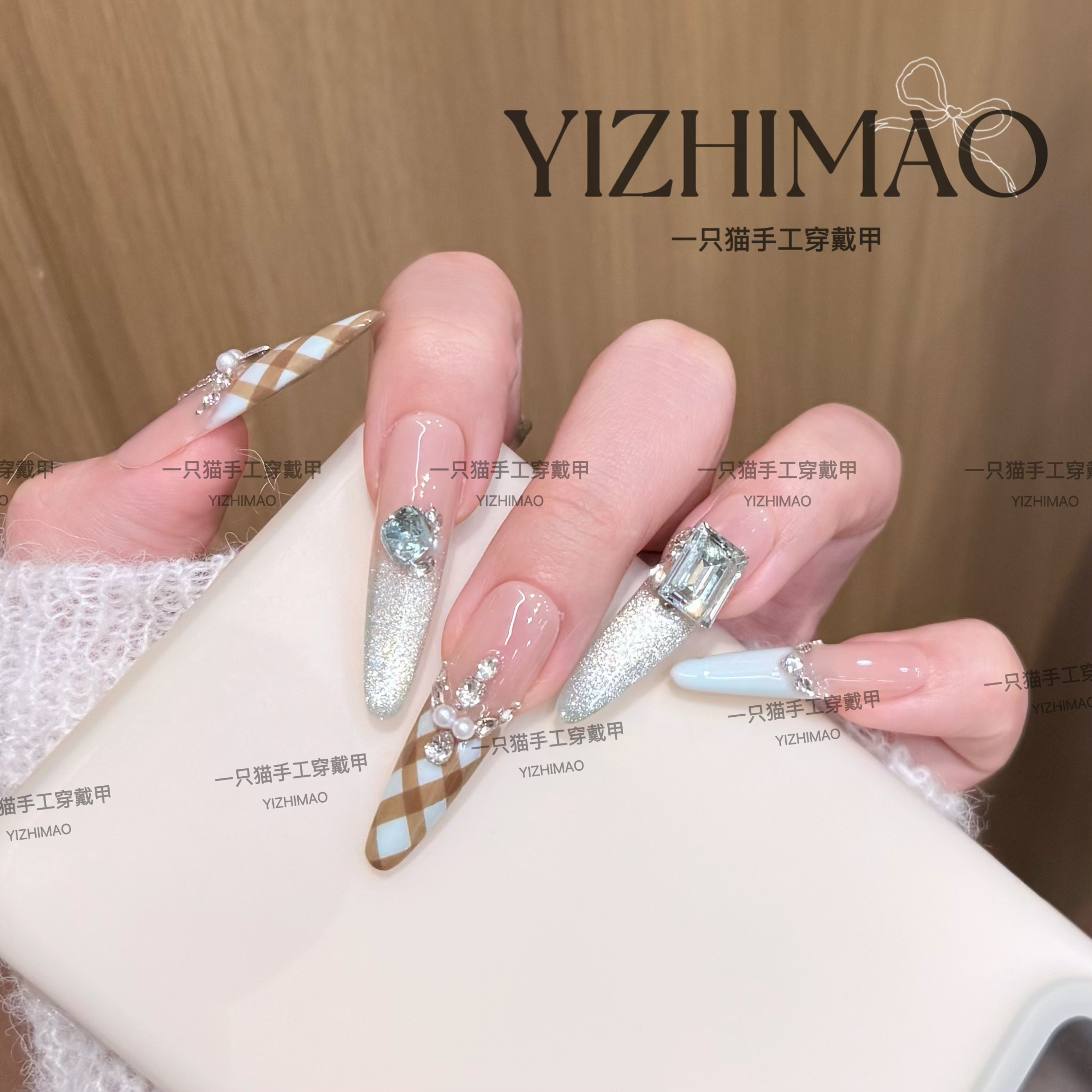 【雨露泡泡】清冷风爆闪冰蓝色猫眼格纹法式堆钻轻奢美甲手工穿戴甲