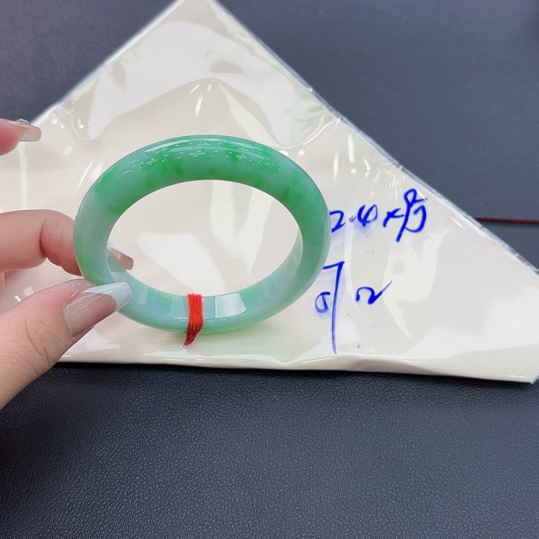 翡翠手镯未镶嵌手镯