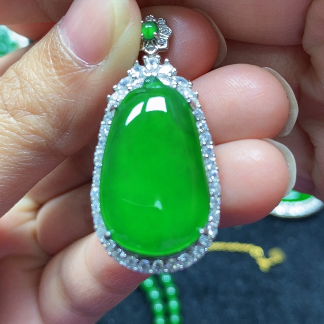 翡翠颈饰未镶嵌天然翡翠