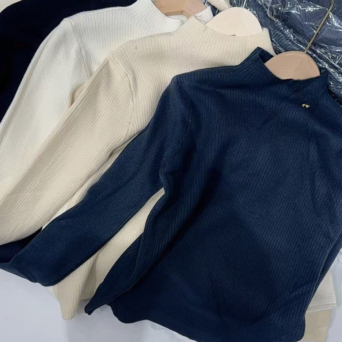 领子侧标一体绒针织上衣