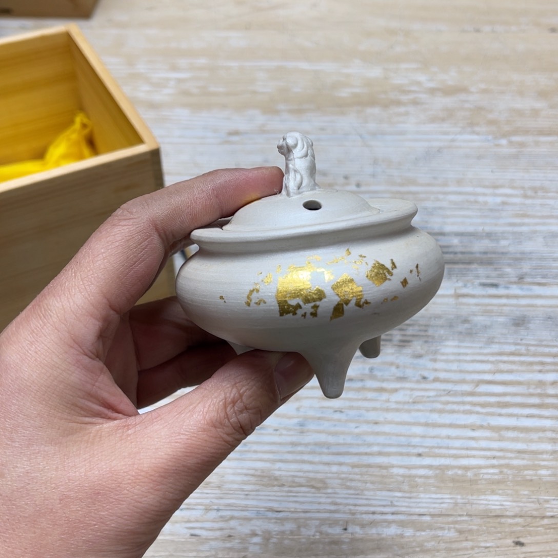 瓷片密密麻麻地排列着一个