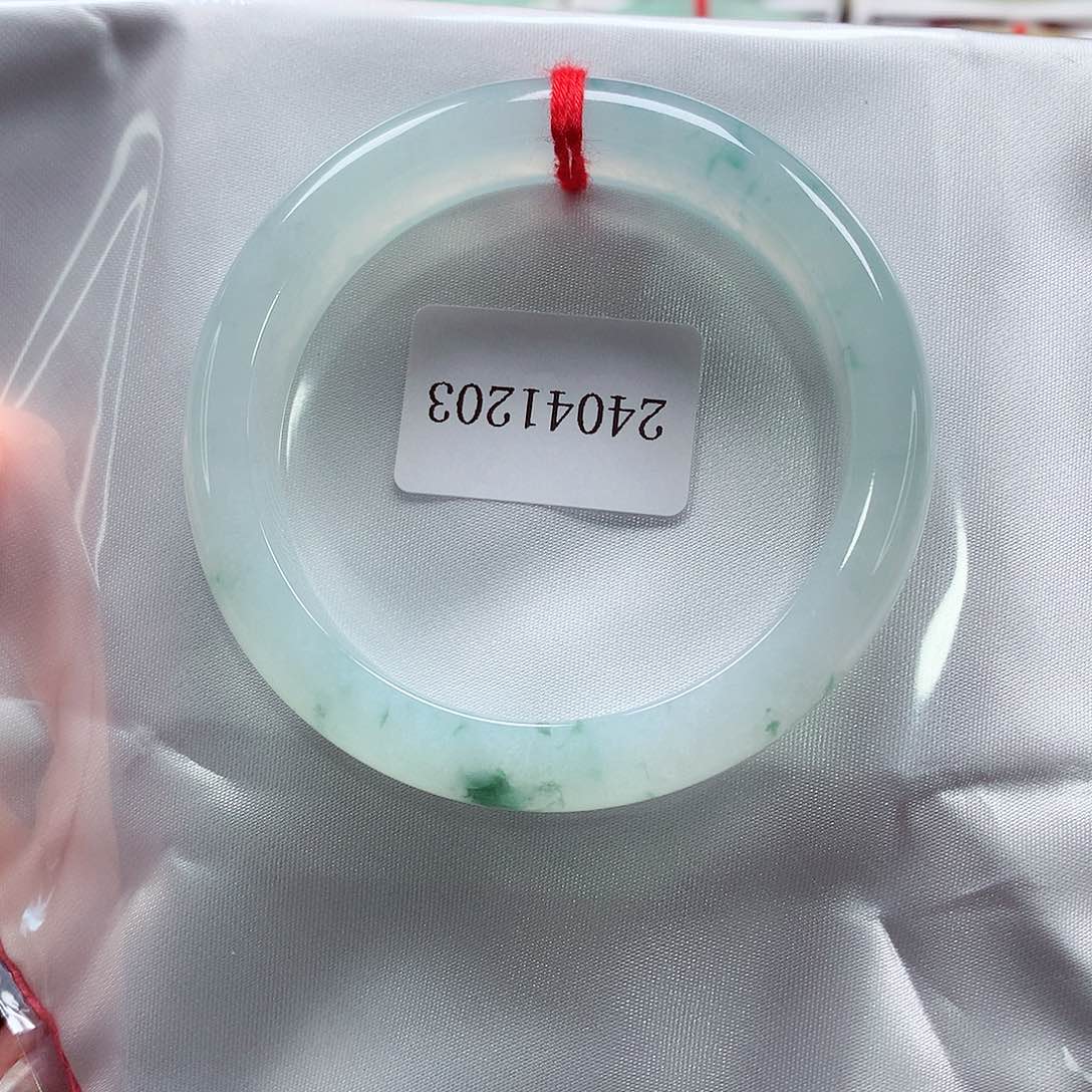 翡翠手镯未镶嵌天然A货翡翠手镯   有纹